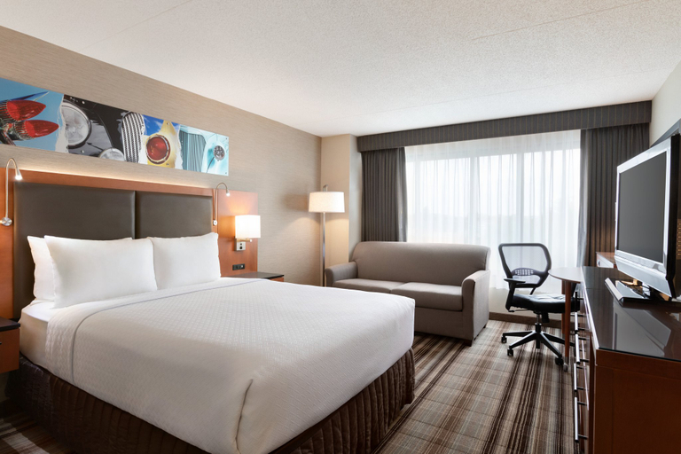 Bedroom 3, Crowne Plaza AUBURN HILLS by IHG, Oakland