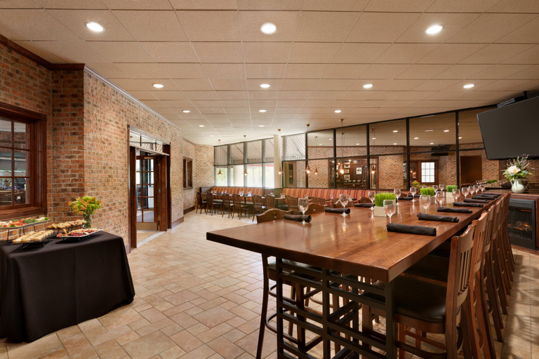 Food & Drinks 5, Crowne Plaza AUBURN HILLS by IHG, Oakland