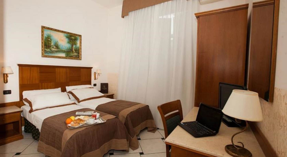 Bedroom 4, Hotel Garibaldi, Napoli