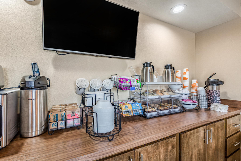 Food & Drinks 5, Surestay By Best Western Tupelo North, Lee
