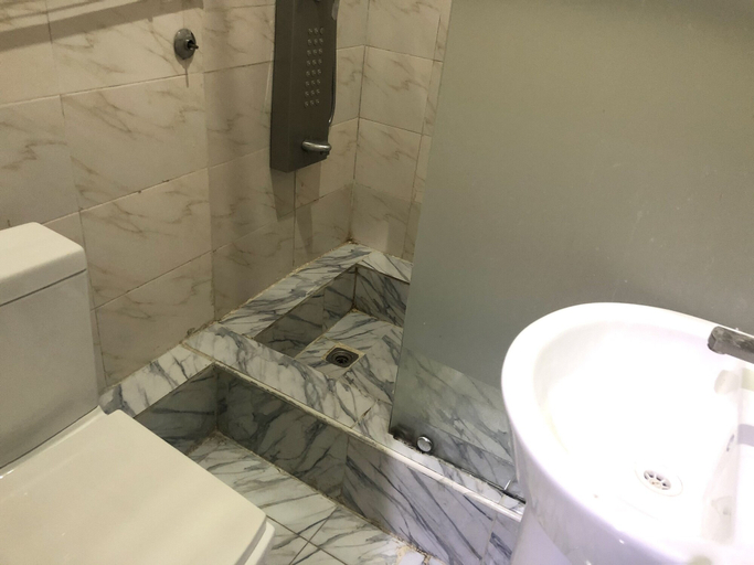 Bathroom 4, Six Diamond Hotel, Ikeja