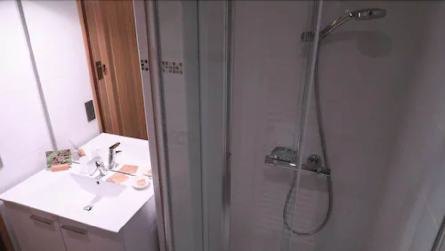 Bathroom 4, Hôtel Le Dahu, Haute-Savoie