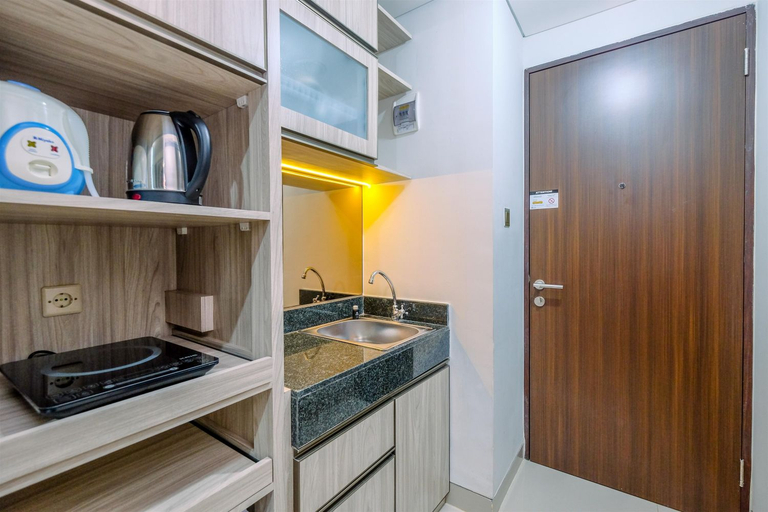 Others 4, Warm and Minimalist Studio Room Transpark Cibubur Apartment By Travelio, Depok