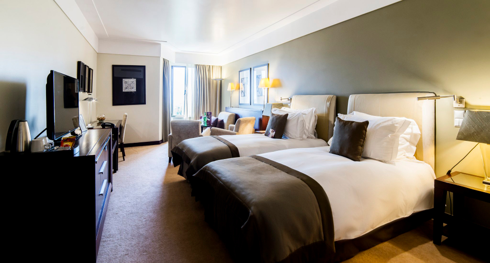 Bedroom 2, Crowne Plaza PORTO by IHG, Porto