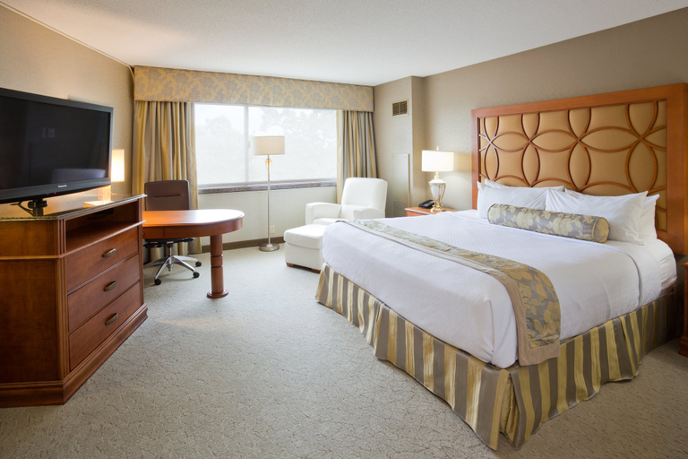 Bedroom 3, Crowne Plaza MINNEAPOLIS WEST by IHG, Hennepin
