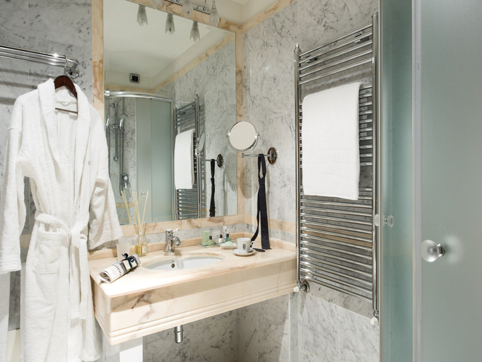 Bathroom 4, Degli Orafi, Florence