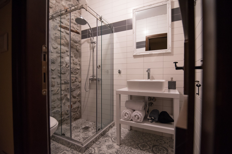 Bathroom 3, Mythic Valley, Central Macedonia