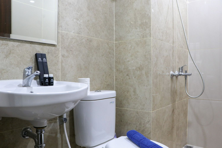 Bathroom 5, Comfort 2BR Apartment at 30th Floor Transpark Cibubur By Travelio, Depok