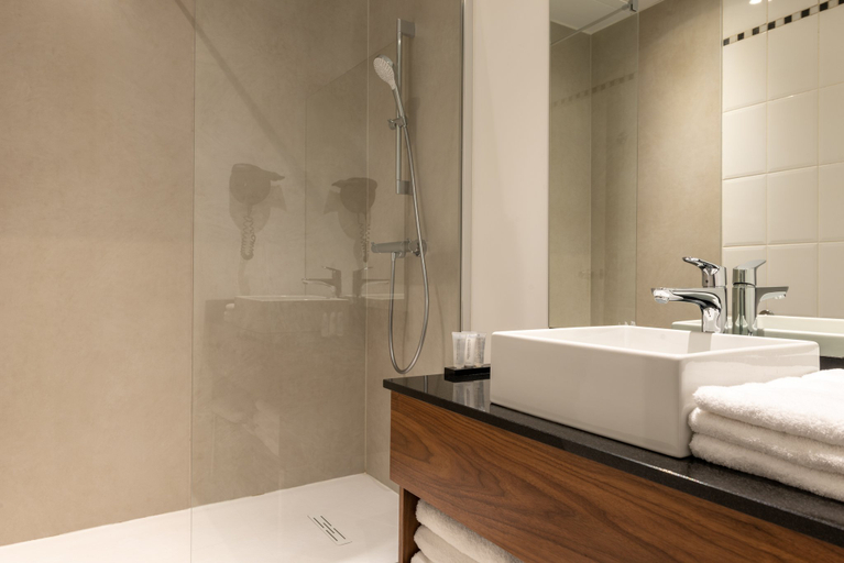 Bathroom 5, Crowne Plaza PARIS - REPUBLIQUE by IHG, Paris