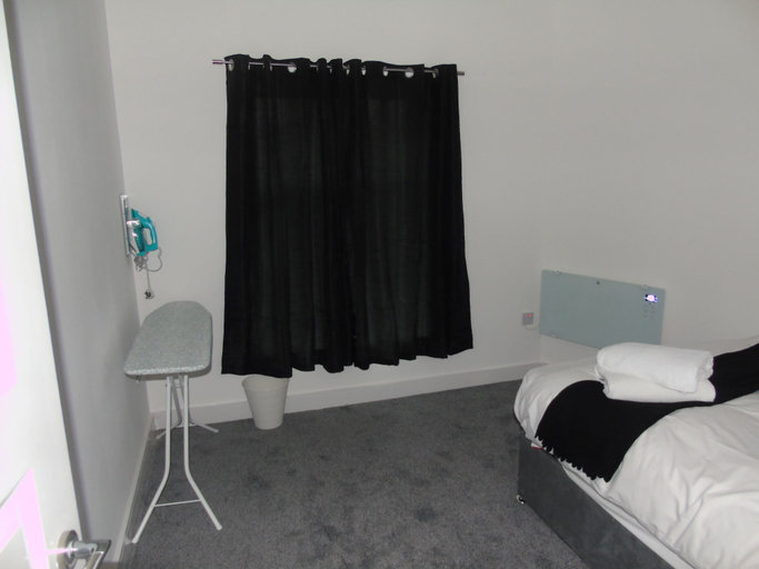 Others 5, Captivating 1-bedroom Apartment in Bolton, Bolton