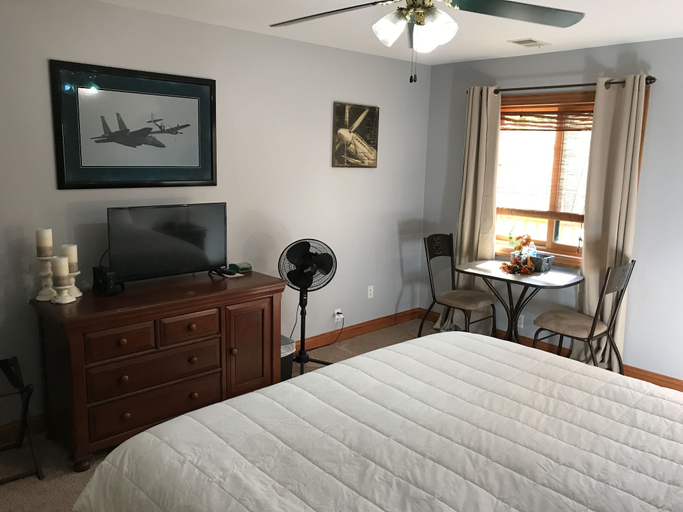 Bedroom 2, Oak Creek Lodge, Saginaw