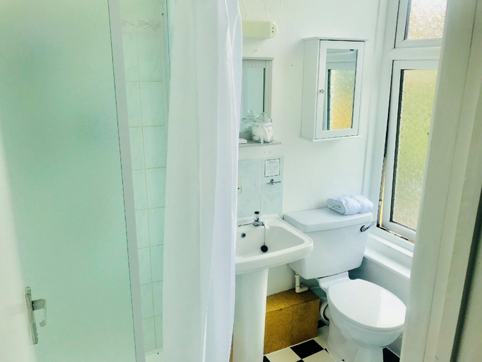 Bathroom 3, Highlea House, North Somerset