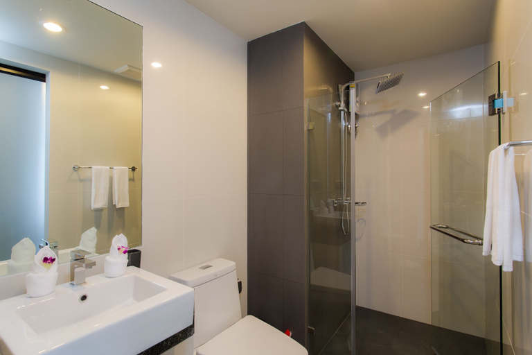 Bathroom 4, 6th Avenue Surin Beach, Pulau Phuket