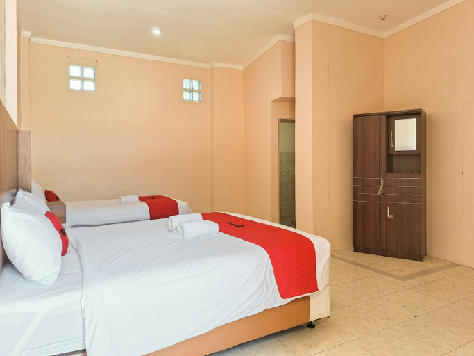 Bedroom 2, RedDoorz Syariah near Pasar Raya Padang, Padang