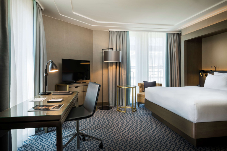 Bedroom 3, Hilton Vienna Plaza, Wien