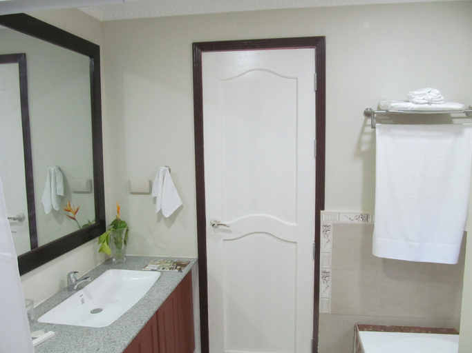 Bathroom 3, Venezia Suites Resort, Panglao
