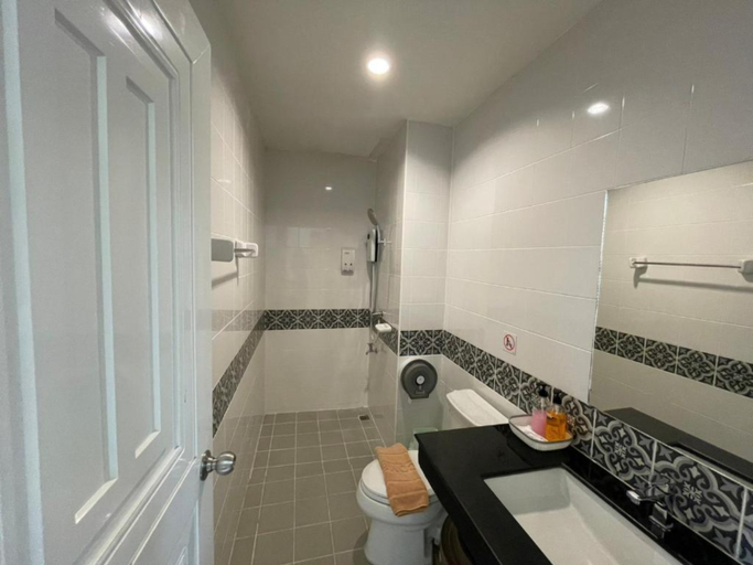 Bathroom 5, Dwell Phuket Airport Hotel at Naiyang, Pulau Phuket