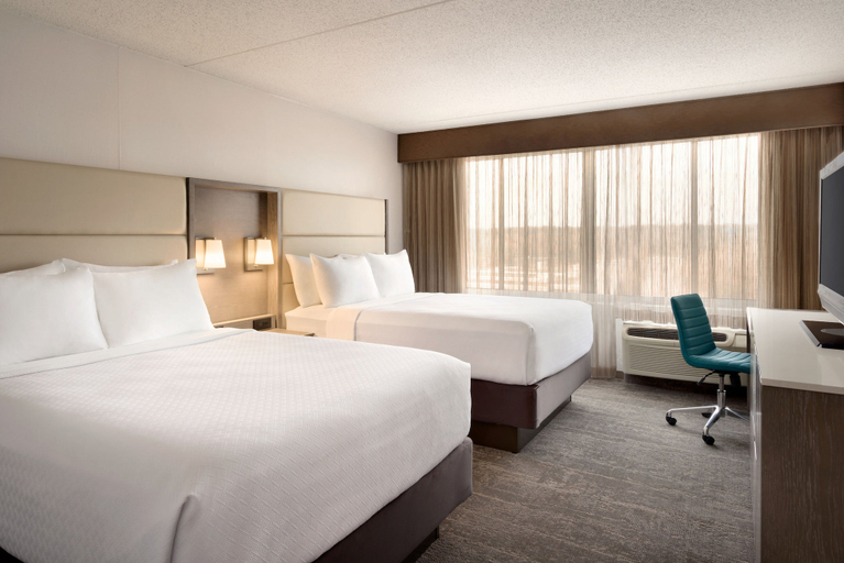 Bedroom 2, Crowne Plaza ENGLEWOOD by IHG, Bergen