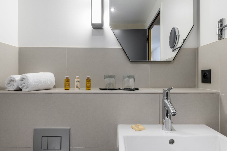 Bathroom 5, Mercure Bordeaux Centre Gare Atlantic, Gironde