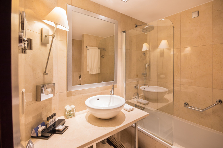 Bathroom 3, Crowne Plaza PORTO by IHG, Porto
