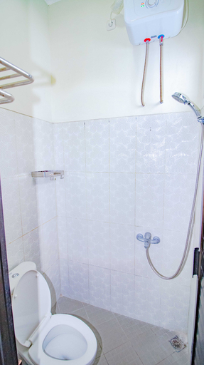 Bathroom 4, Villa Arrayan B2 with Karaoke and Balcony, Malang