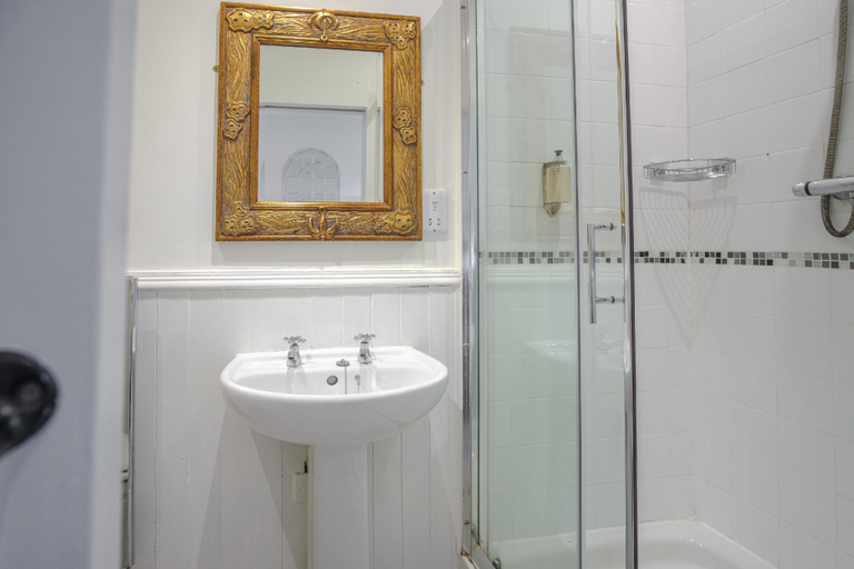 Bathroom 3, White Hart Cafe Bar & Bistro, Shropshire