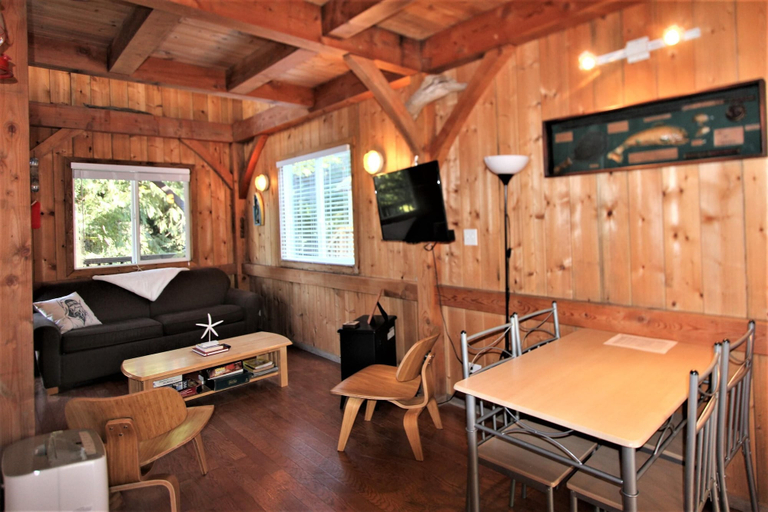 Food & Drinks, Black Bear Cottage, Alberni-Clayoquot
