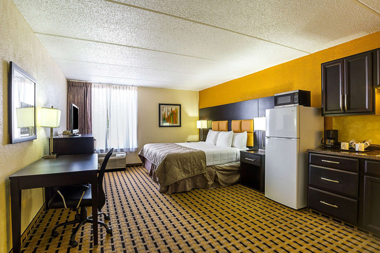 Bedroom 1, Clarion Pointe Lake Jackson - Clute, Brazoria