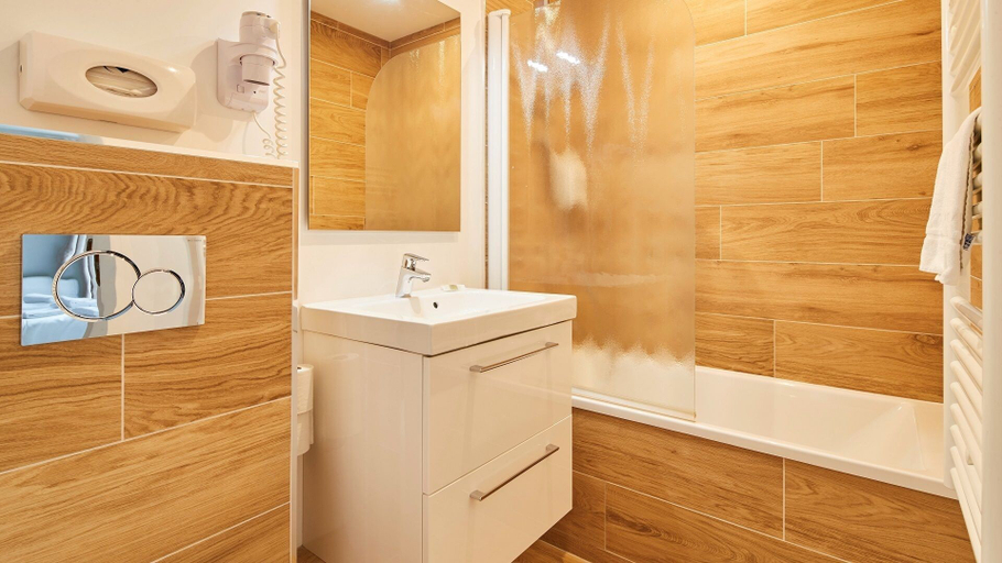 Bathroom 4, Hotel La Chaize, Vendée