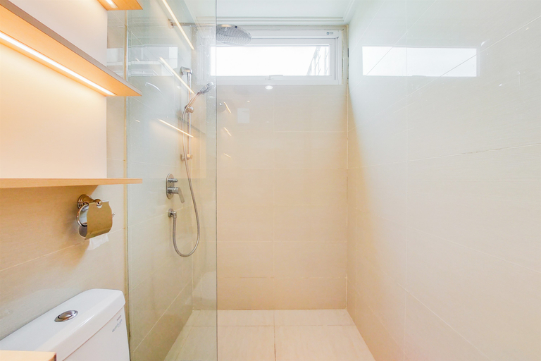 Bathroom 5, Spacious and Nice 3BR at Green Sedayu Apartment By Travelio, Jakarta Barat