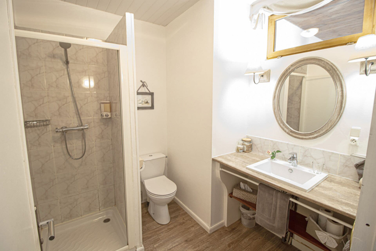 Bathroom 5, Les 4 Saisons, Calvados