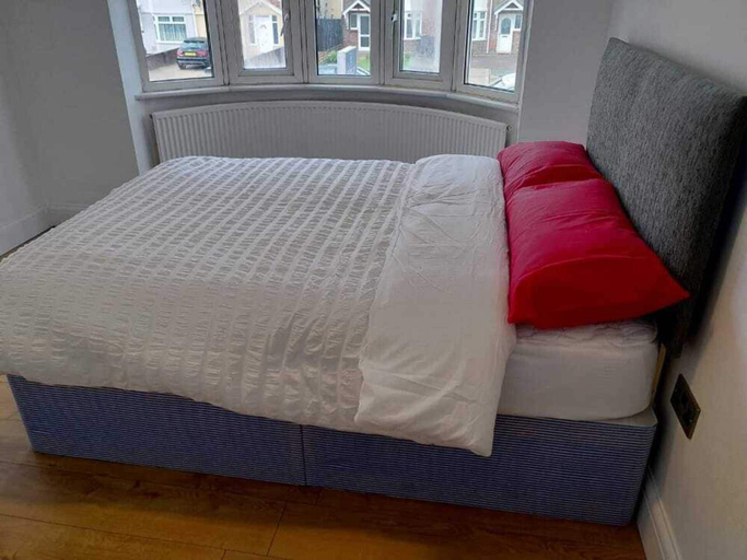 Others 5, Remarkable 3-bed House in Hounslow, London