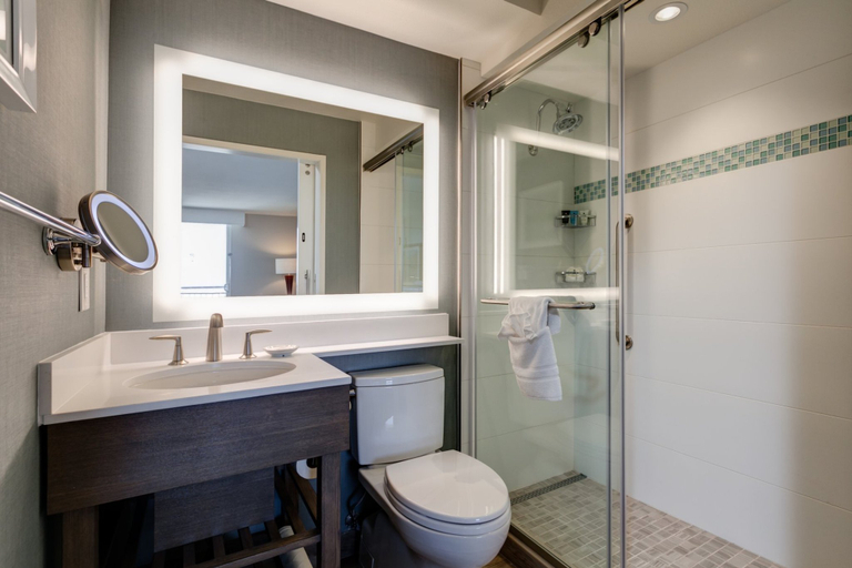 Bathroom 5, Crowne Plaza VENTURA BEACH by IHG, Ventura