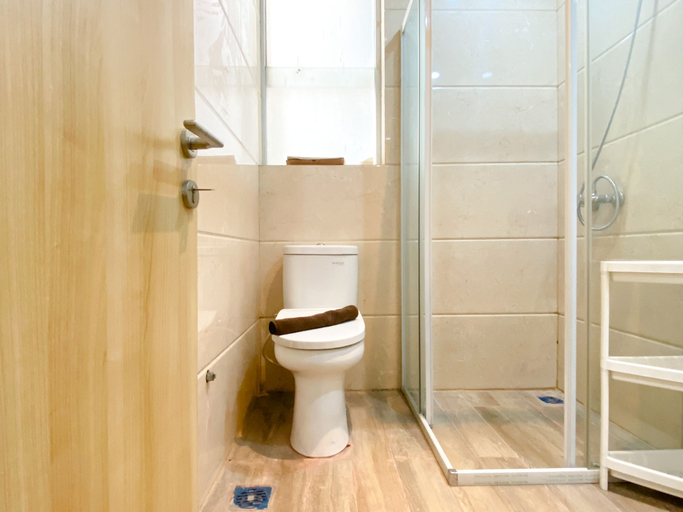 Bathroom 5, Comfort 2BR at Crown Court Executive Condominium Apartment By Travelio, Cikarang