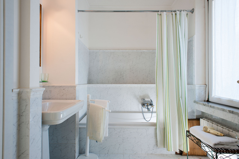 Bathroom, Corte del sale, Trapani