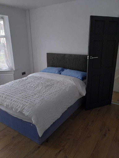Others 4, Remarkable 3-bed House in Hounslow, London