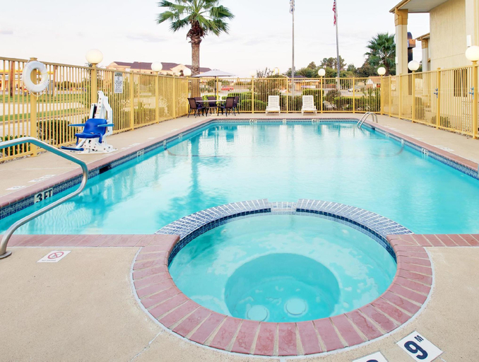 Swimming pool, Fairfield, Freestone