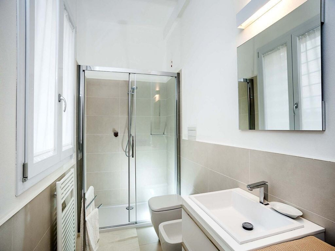 Bathroom 4, Villa Capo Passero, Syracuse