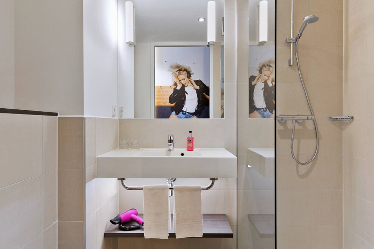 Bathroom 5, Moxy Amsterdam Houthavens, Amsterdam