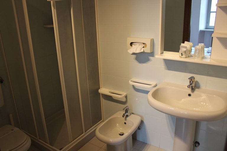 Bathroom 4, Hotel Portici, Cuneo