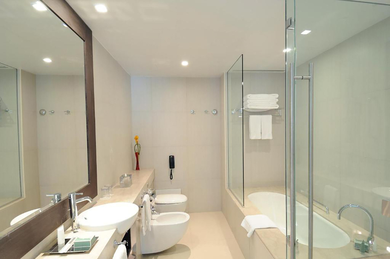 Bathroom 5, Crowne Plaza ABU DHABI - YAS ISLAND by IHG, Yas Island