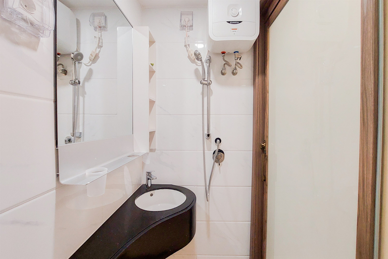 Bathroom 5, Best Homey Studio at Sky House BSD Apartment By Travelio, Tangerang Selatan