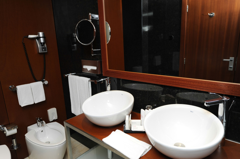 Bathroom 4, Radisson Blu Hotel, Lisbon, Lisbon