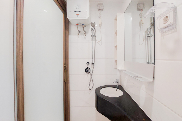 Bathroom 5, Best and Nice Studio at Sky House BSD Apartment near AEON Mall By Travelio, Tangerang Selatan