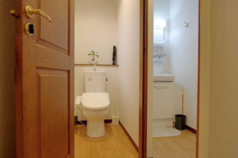 Bathroom 3, Nyoze House, Kita