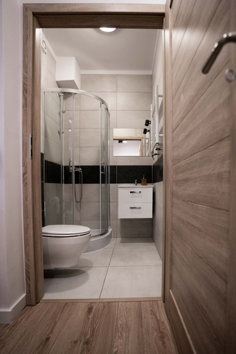 Bathroom 5, Good Night, Warsaw