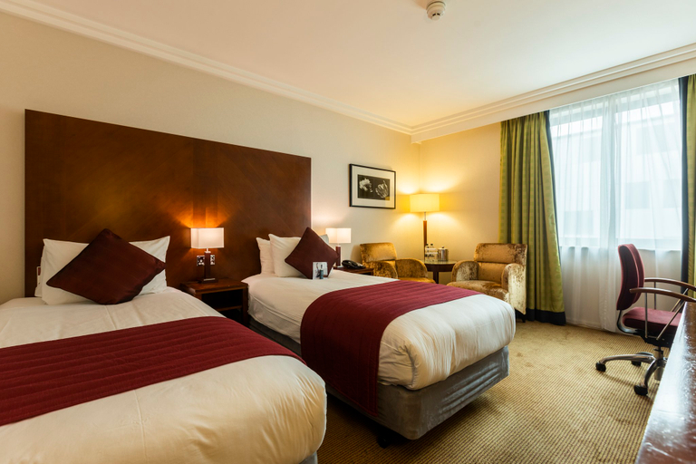 Bedroom 2, Crowne Plaza BIRMINGHAM NEC by IHG, Solihull