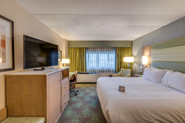 Bedroom 5, Crowne Plaza LANSING by IHG, Eaton