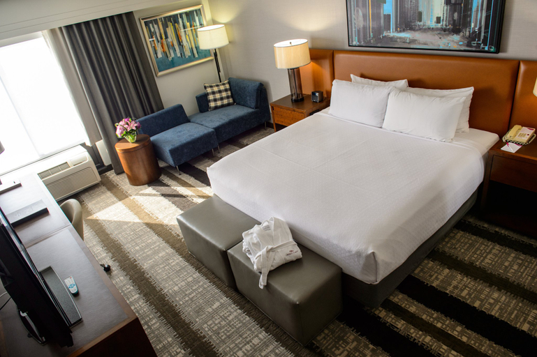 Bedroom 3, Crowne Plaza DULLES AIRPORT by IHG, Fairfax
