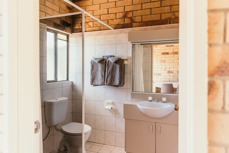 Bathroom 4, Abacus Motel, Mount Isa